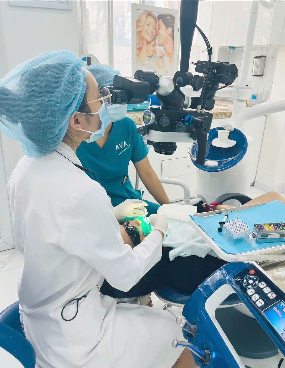 Êkíp bác sĩ Nha khoa AVA trong quá trình điều trị cho khách hàng